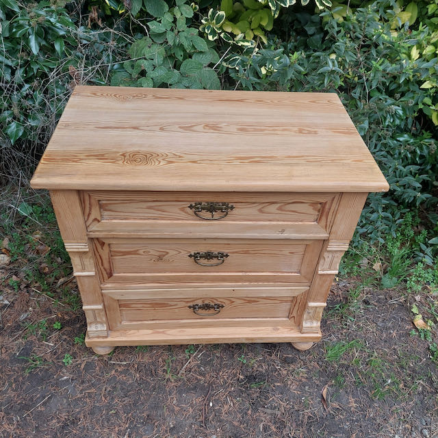 Antique Pine Chest of Drawers - 3 Drawers